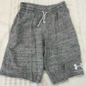 GRAY UNDER ARMOUR SHORTS SIZE MEDIUM
